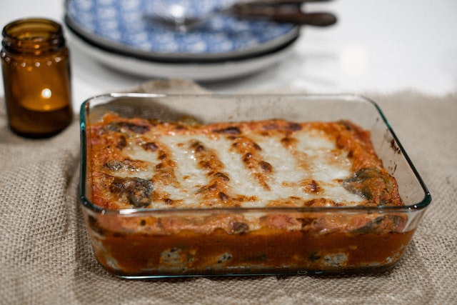 Włoska lasagne z mięsem mielonym i warstwami szałwii