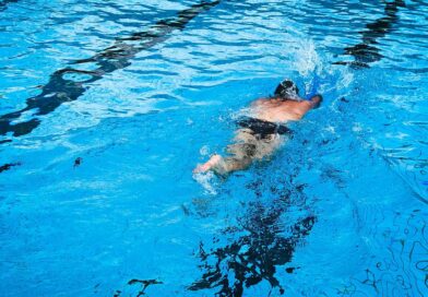 Indywidualne lekcje z instruktorem pływania vs. zajęcia grupowe: Co wybrać?